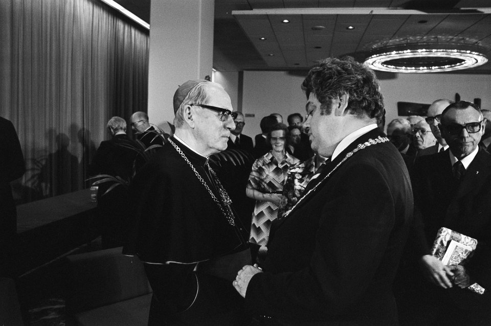 Afscheidsreceptie_Kardinal_Alfrink_in_Utrecht,_Alfrink_burgemeester_Vonhof_en_Ma,_Bestanddeelnr_928-6089