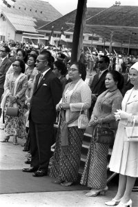 Afscheid_Koninklijke_paar_op_vliegveld_van_Djakarta,_Bestanddeelnr_924-9197