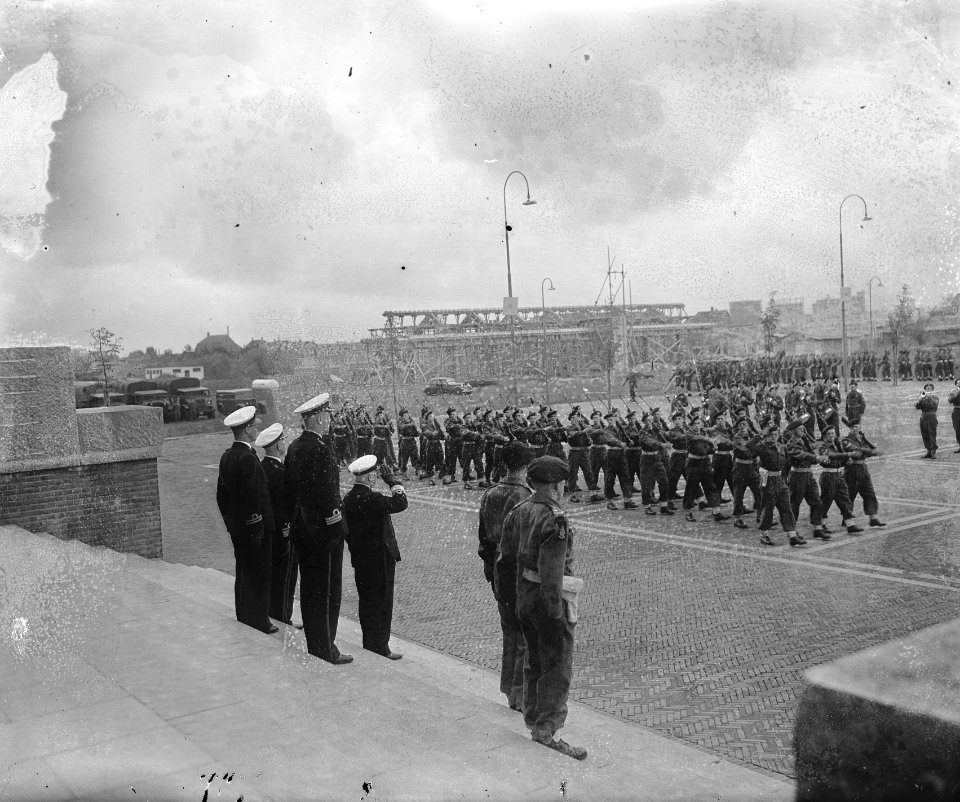 Afscheid_Admiraal_Helfrich_Mariniers_Rotterdam_Parade,_Bestanddeelnr_903-0300