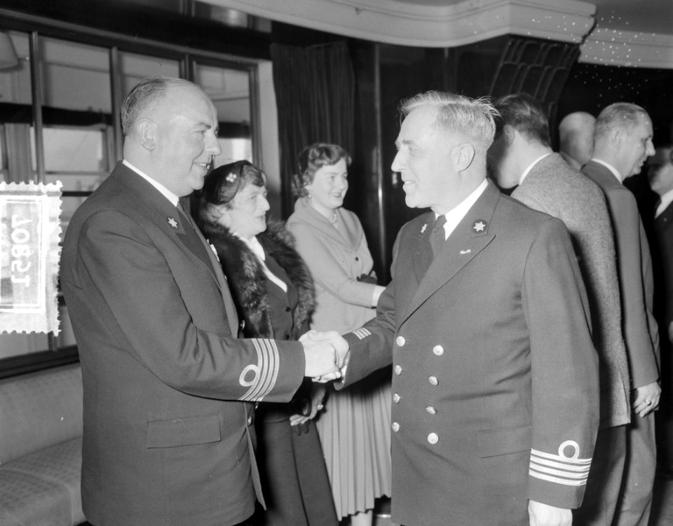 Afscheid_kapitein_Goedewagen_na_40_jaar_van_Willem_Ruys_met_nieuwe_opvolger_(kap,_Bestanddeelnr_907-0251