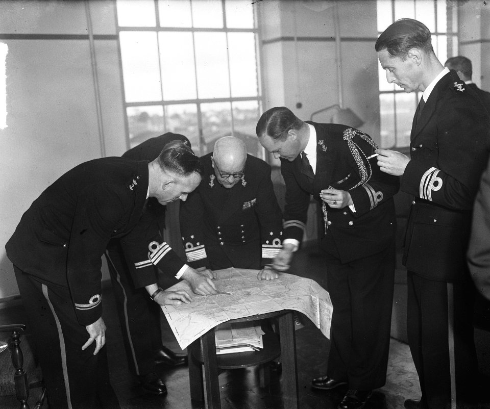 Afscheid_Admiraal_Helfrich_Mariniers_Rotterdam_Lezen_van_de_kaart,_Bestanddeelnr_903-0299