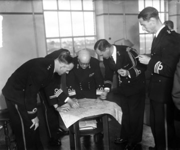 Afscheid_Admiraal_Helfrich_Mariniers_Rotterdam_Lezen_van_de_kaart,_Bestanddeelnr_903-0299