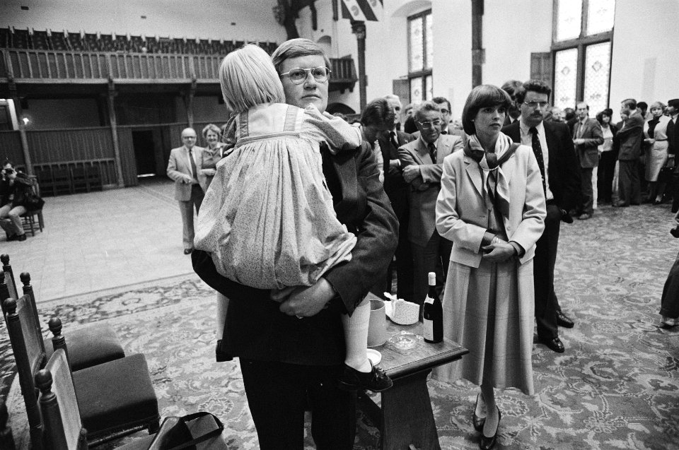 Afscheidsreceptie_in_Ridderzaal_van_Wiegel_(VVD)._27.28_Dolman_(r.)_neemt_afsche,_Bestanddeelnr_932-1262