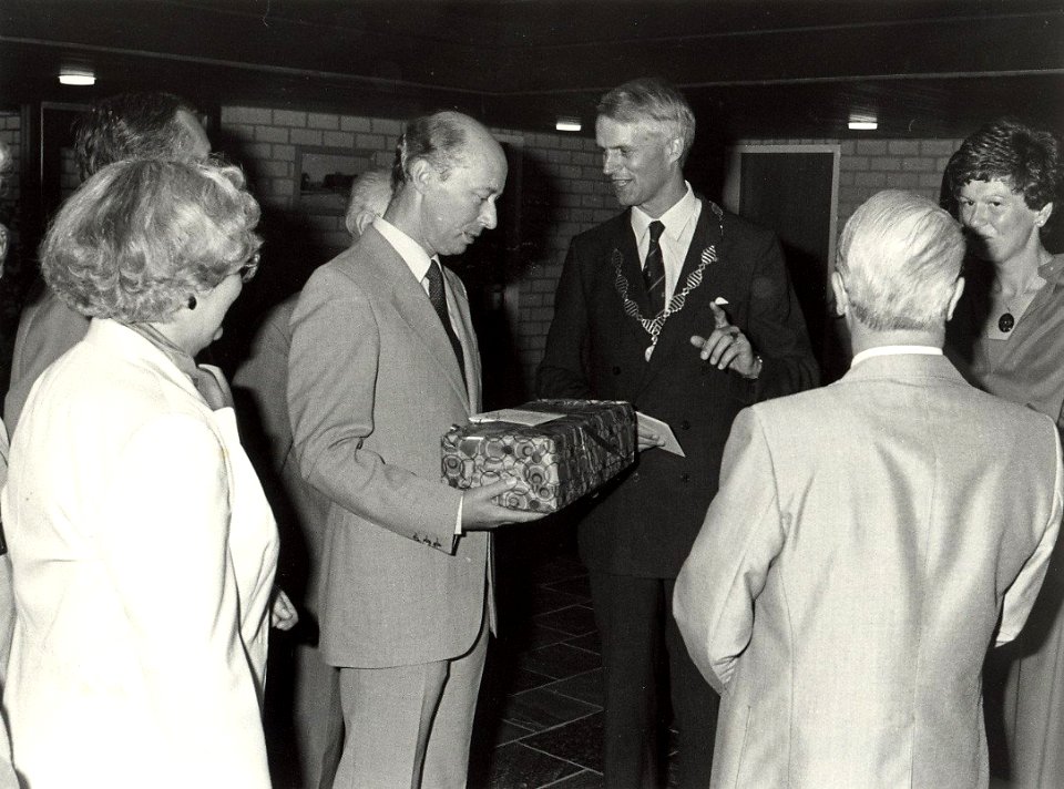 Afscheidsreceptie_van_burgemeester_J.de_Widt_van_Bennebroek_overhandigen_van_een_cadeau_afbeelding_door_Fotopersbureau_C.de_Boer._-_Haarlem_de_Boer,_1983._-_1_foto_17x23_cm._Afgebeeld_is_de_,_NL-HlmNHA_1478_25900_K_38