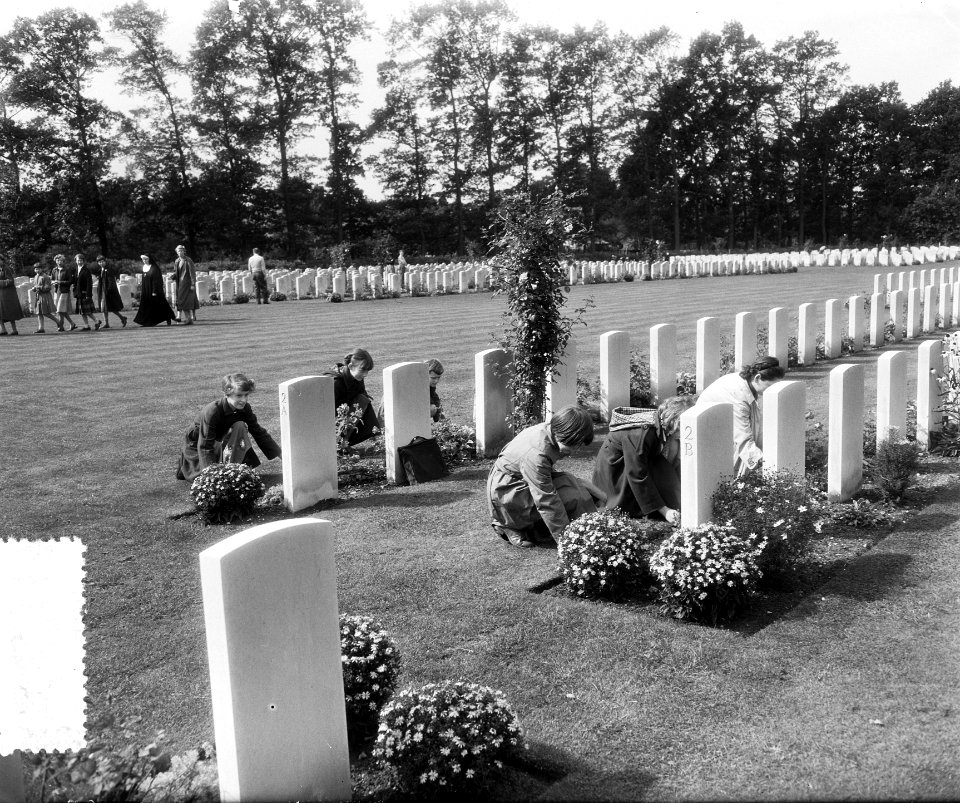 Aibornemonument,_kinderen_leggen_bloemen,_Bestanddeelnr_907-3296