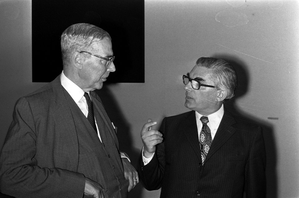 Afscheidsreceptie_oud_wethouder_Polak_van_Amsterdam,_nummer_18_Polak_(rechts)_me,_Bestanddeelnr_926-4265