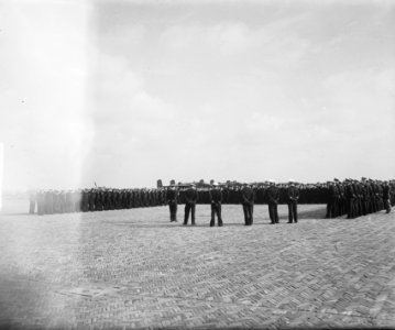 Afscheid_Admiraal_Helfrich_op_vliegveld_Valkenburg,_Bestanddeelnr_903-0338