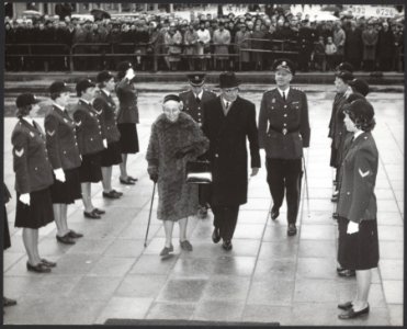 Afscheid,_burgemeesters,_erewachten,_inspecties,_politie,_Walsum,_Gerard_Ewout_v,_Bestanddeelnr_092-0726