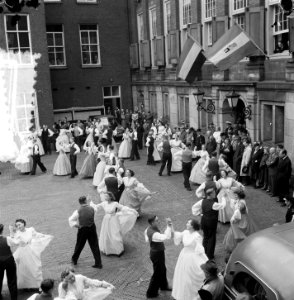 Afrikaanse_volksdansers_bezoeken_Amsterdam_stadhuis,_Bestanddeelnr_905-7080