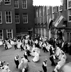 Afrikaanse_volksdansers_bezoeken_Amsterdam_stadhuis,_Bestanddeelnr_905-7081