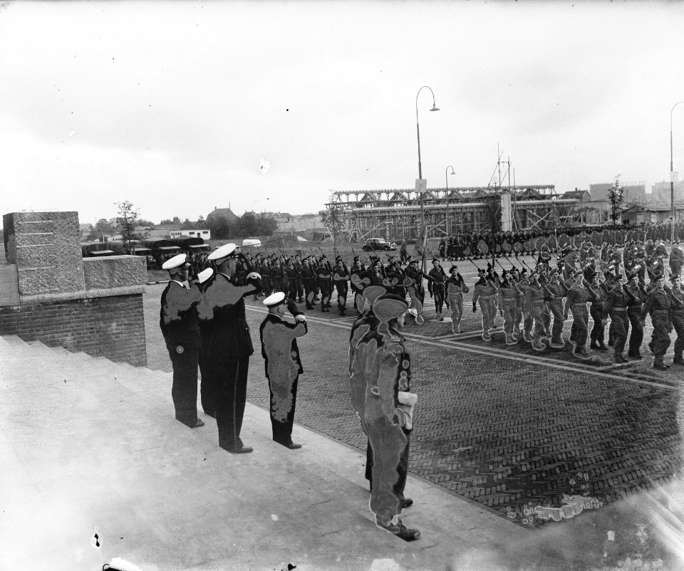 Afscheid_Admiraal_Helfrich_Mariniers_Rotterdam_Parade_voor_Helfrich._Muziek,_Bestanddeelnr_903-0305