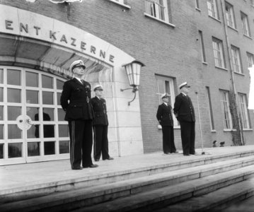Afscheid_Admiraal_Helfrich_Mariniers_Rotterdam_Op_het_bordes,_toespraak._Links_v,_Bestanddeelnr_903-0301
