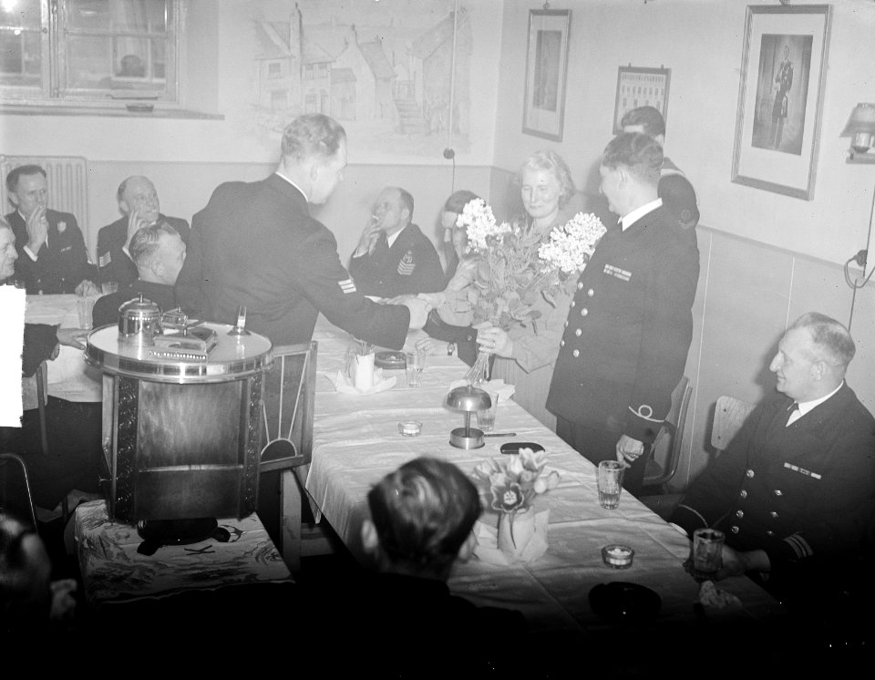 Afscheid_monteur_bij_Onderzeedienst_Rotterdam,_Bestanddeelnr_903-8968