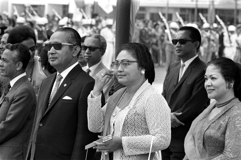 Afscheid_Koninklijke_paar_op_vliegveld_van_Djakarta,_president_Soeharto_en_echtg,_Bestanddeelnr_924-9195