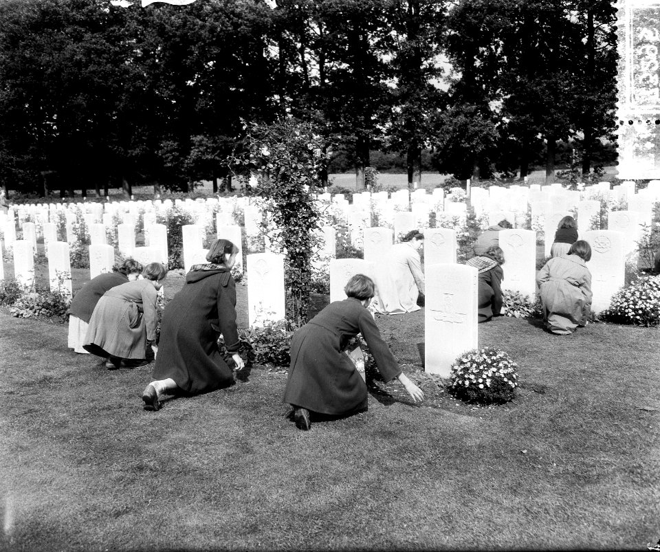 Aibornemonument,_kinderen_leggen_bloemen,_Bestanddeelnr_907-3295