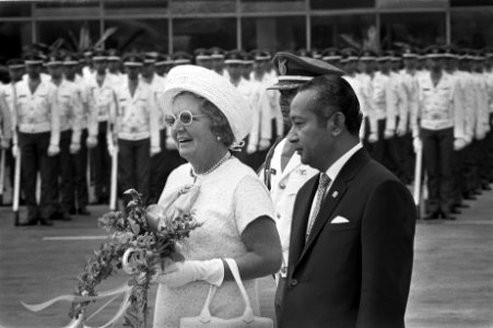 Afscheid_Koninklijke_paar_op_vliegveld_van_Djakarta,_nr._koningin_Juliana_en_Soe,_Bestanddeelnr_924-9193