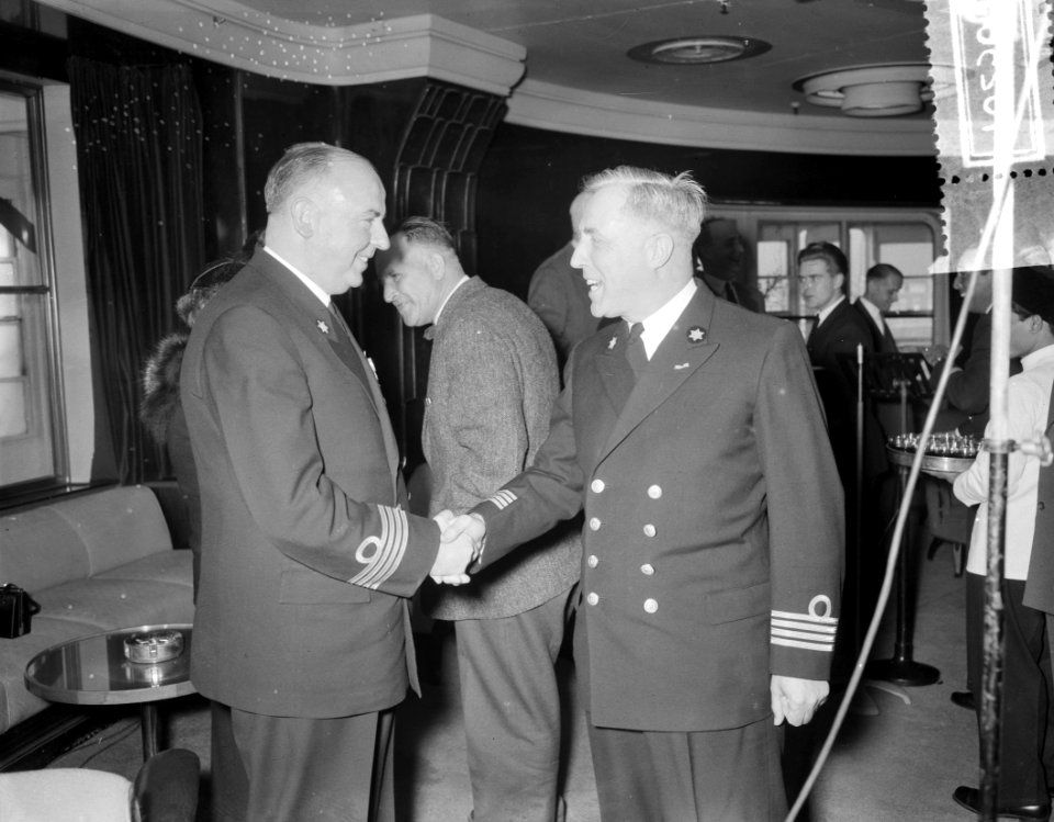 Afscheid_kapitein_Goedewagen_na_40_jaar_van_Willem_Ruys_met_nieuwe_opvolger_(kap,_Bestanddeelnr_907-0250