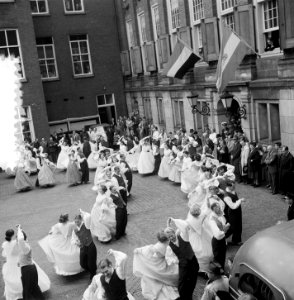 Afrikaanse_volksdansers_bezoeken_Amsterdam_stadhuis,_Bestanddeelnr_905-7083