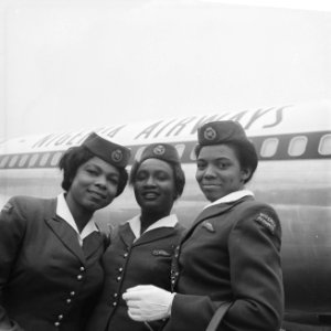Afrikaanse_stewardessen_voor_het_eerst_op_Schiphol,_v.l.n.r._miss_O_Koro,_Fynch_,_Bestanddeelnr_914-4437