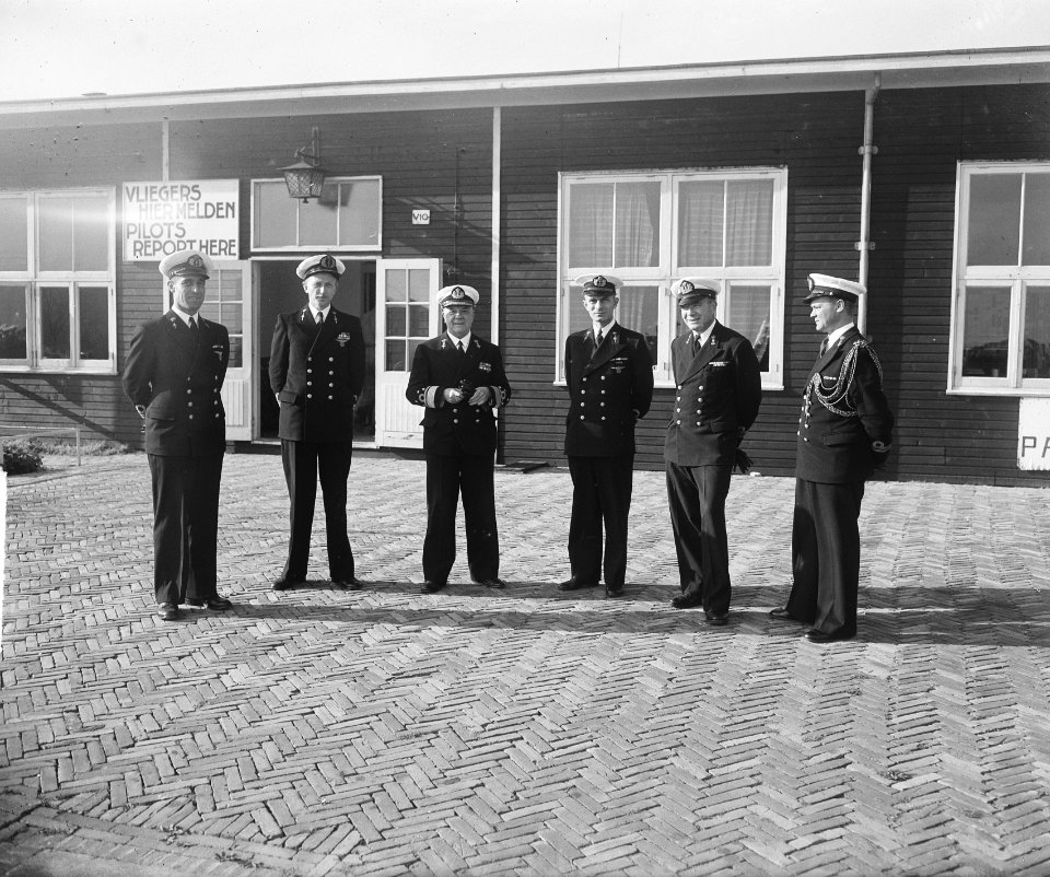 Afscheid_Admiraal_Helfrich_op_vliegveld_Valkenburg._Groepsportret_met_officieren,_Bestanddeelnr_903-0342