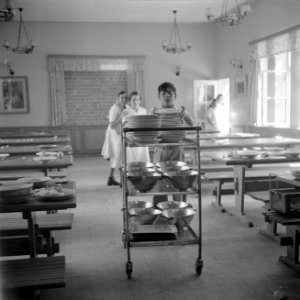 Afruimwerkzaamheden_in_de_eetzaal_van_het_kinderdorp_Oniem,_Bestanddeelnr_255-0538