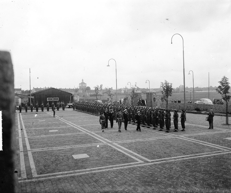 Afscheid_Admiraal_Helfrich_Mariniers_Rotterdam_Overzicht_inspectie,_Bestanddeelnr_903-0302