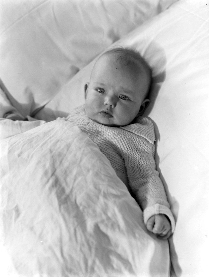 Agnes_ligt_in_een_groot_bed,_Bestanddeelnr_189-1173