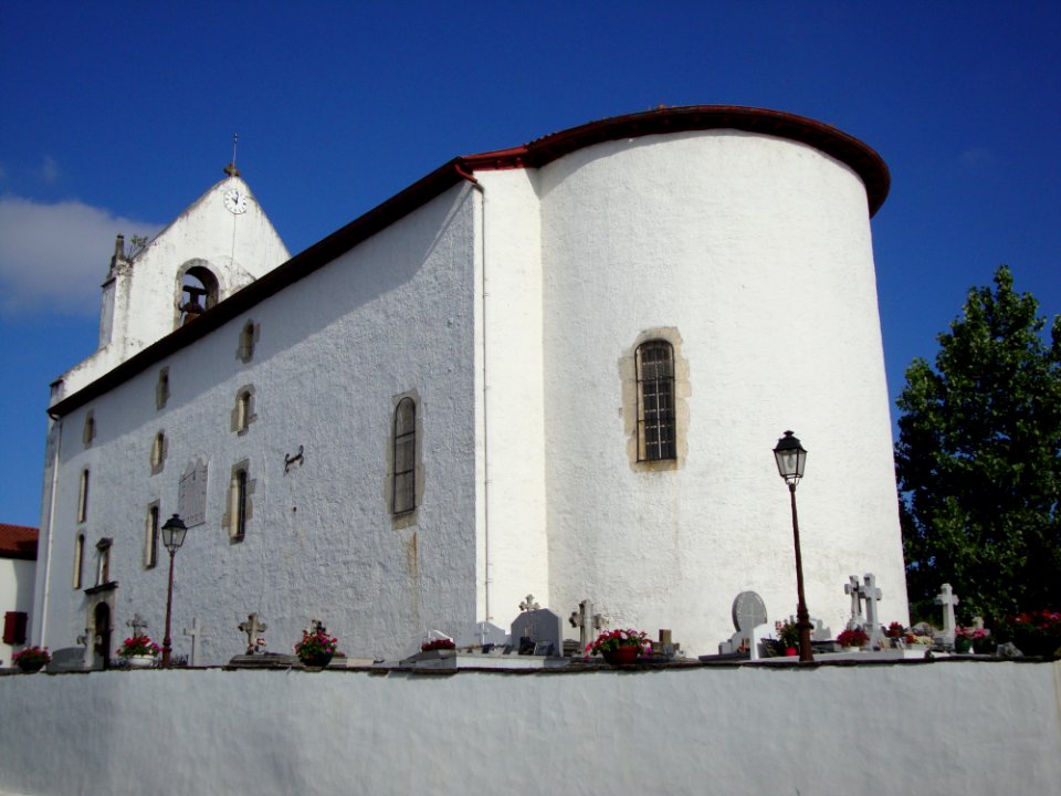 Ahetze_(Pyr-Atl.,_Fr)_Église_avec_chevet