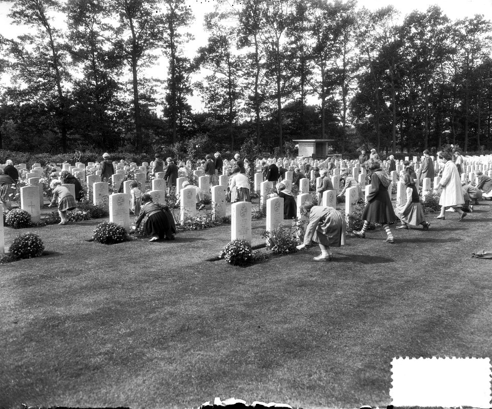 Aibornemonument,_kinderen_leggen_bloemen,_Bestanddeelnr_907-3297