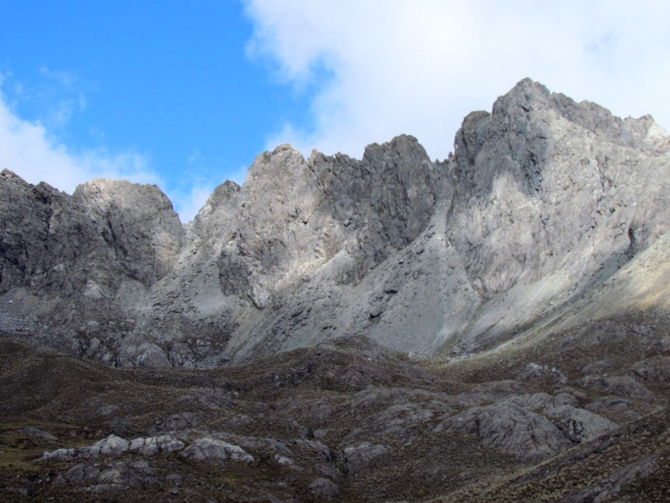 Agustín_Codazzi_Peak_from_Morrenas_in_El_Suero_Lagoon