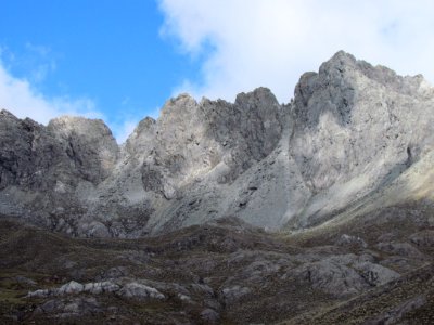 Agustín_Codazzi_Peak_from_Morrenas_in_El_Suero_Lagoon