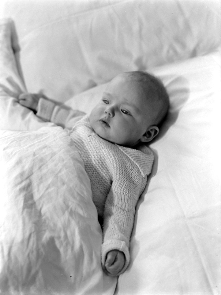 Agnes_ligt_in_een_groot_bed,_Bestanddeelnr_189-1170