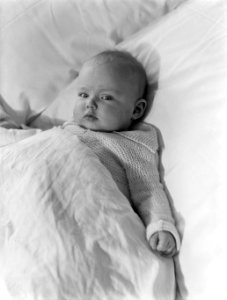 Agnes_ligt_in_een_groot_bed,_Bestanddeelnr_189-1172