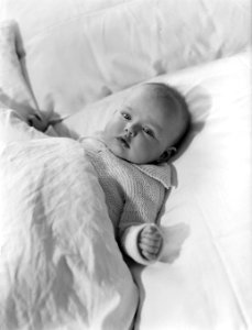 Agnes_ligt_in_een_groot_bed,_Bestanddeelnr_189-1174