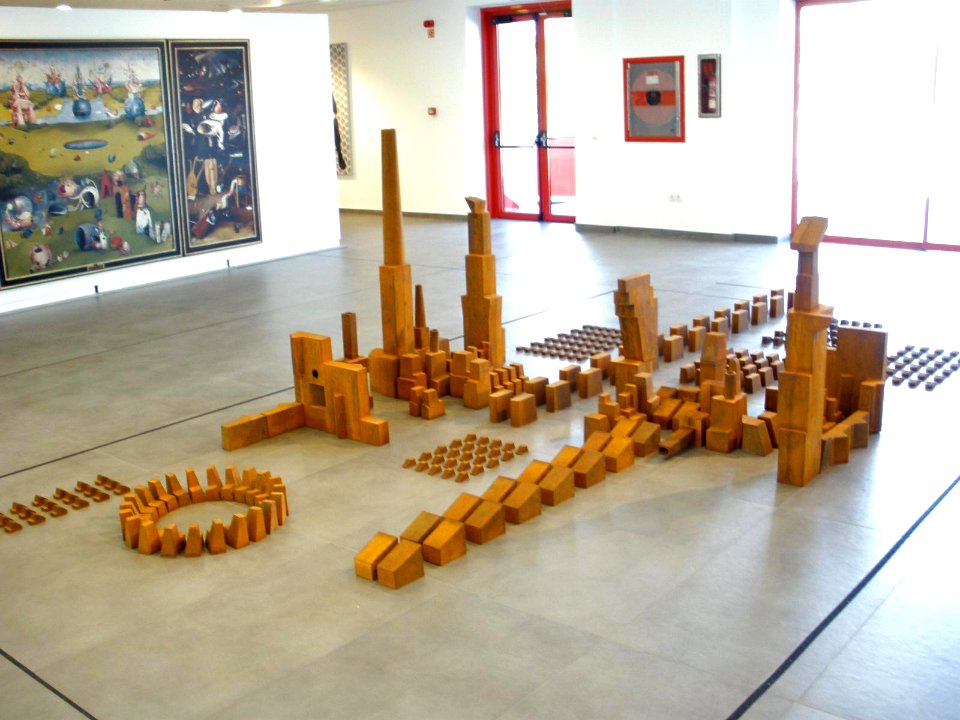 Agoncillo_-_Würth_Rioja,_Museo_06_-_Vestigio_industrial_(2005)_-_Miquel_Navarro