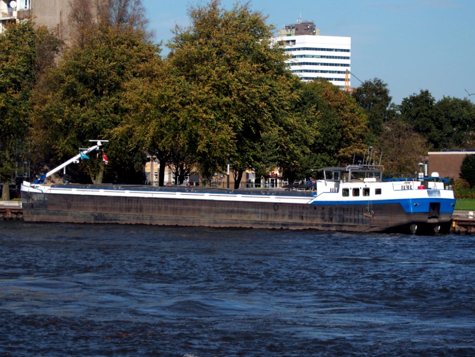 Ahoy_II_(ENI_02326320)_at_the_Amsterdam-Rhine_Canal,_pic1