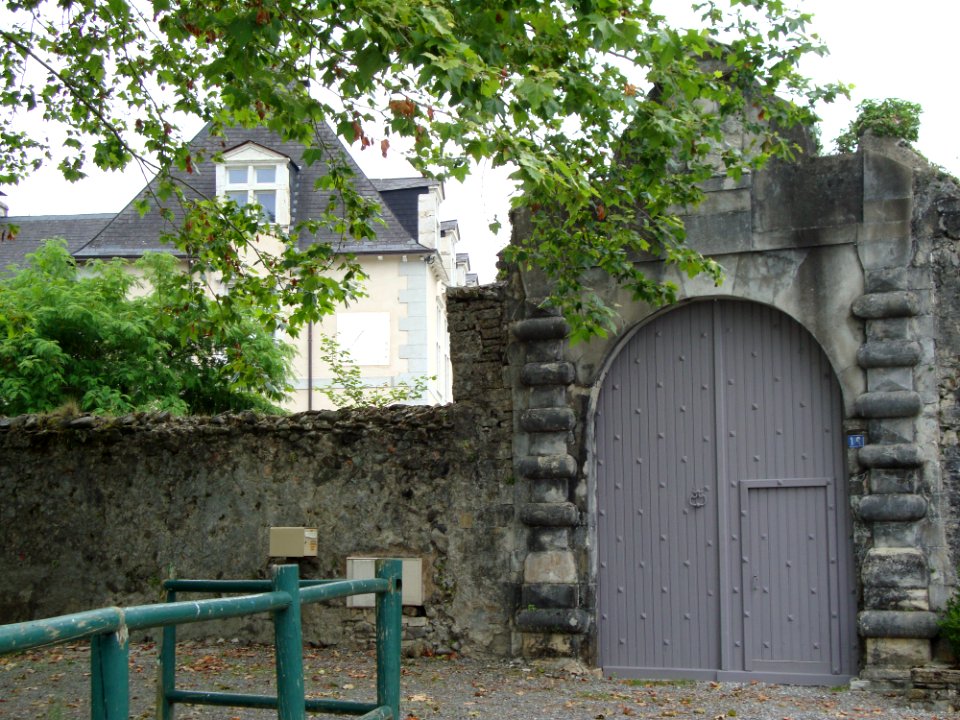Agnos_(Pyr-Atl,_Fr)_Porte_d'accès_et_aperçu_du_château