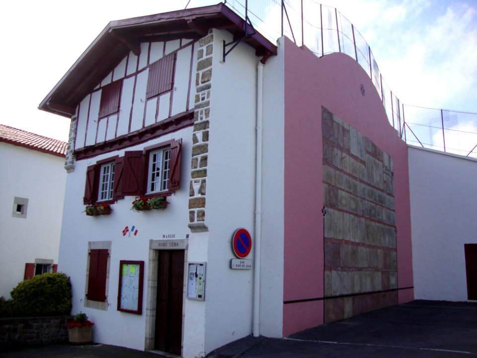 Ahetze_(Pyr-Atl.,_Fr)_Mairie_et_fronton