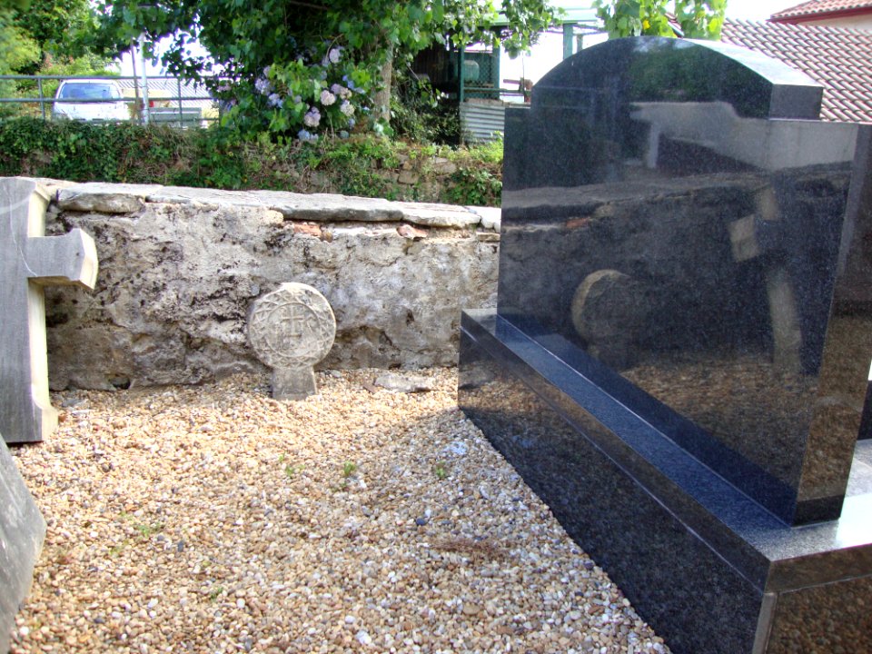 Ahetze_(Pyr-Atl.,_Fr)_reflets_de_steles_au_cimetière