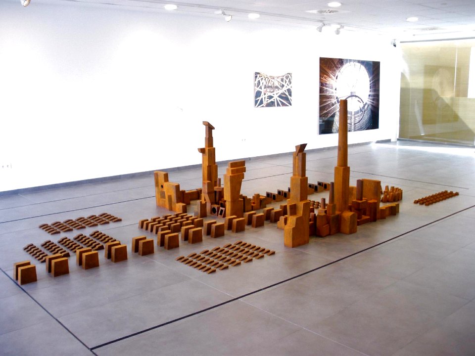 Agoncillo_-_Würth_Rioja,_Museo_05_-_Vestigio_industrial_(2005)_-_Miquel_Navarro