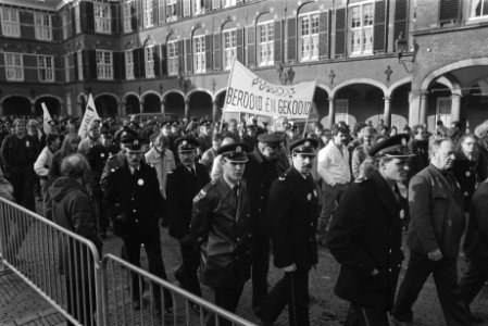 Agenten_in_uniform_op_het_Binnenhof,_Bestanddeelnr_932-7782