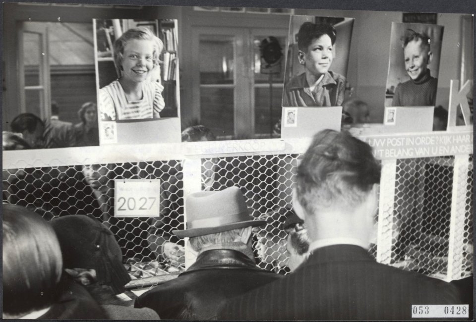 Agentschap_ingericht_in_de_school_voor_de_verkoop_van_kin-_derpostzegels,_Bestanddeelnr_053-0428