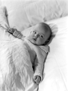 Agnes_ligt_in_een_groot_bed,_Bestanddeelnr_189-1167