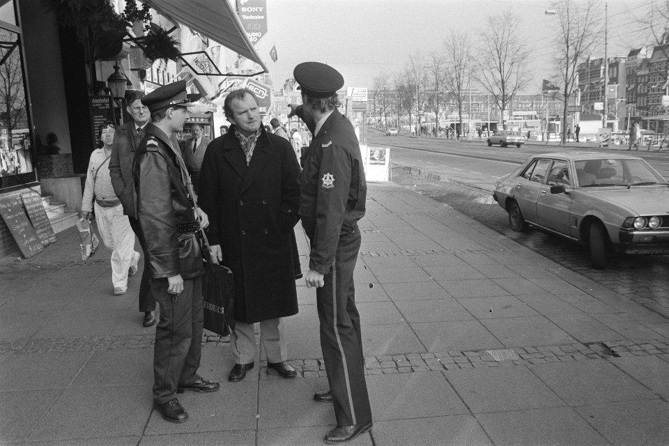 Agenten_van_nieuw_geopende_wijkpost_aan_NZ_Voorburgwal_Amsterdam_maken_praatje_m,_Bestanddeelnr_933-8130