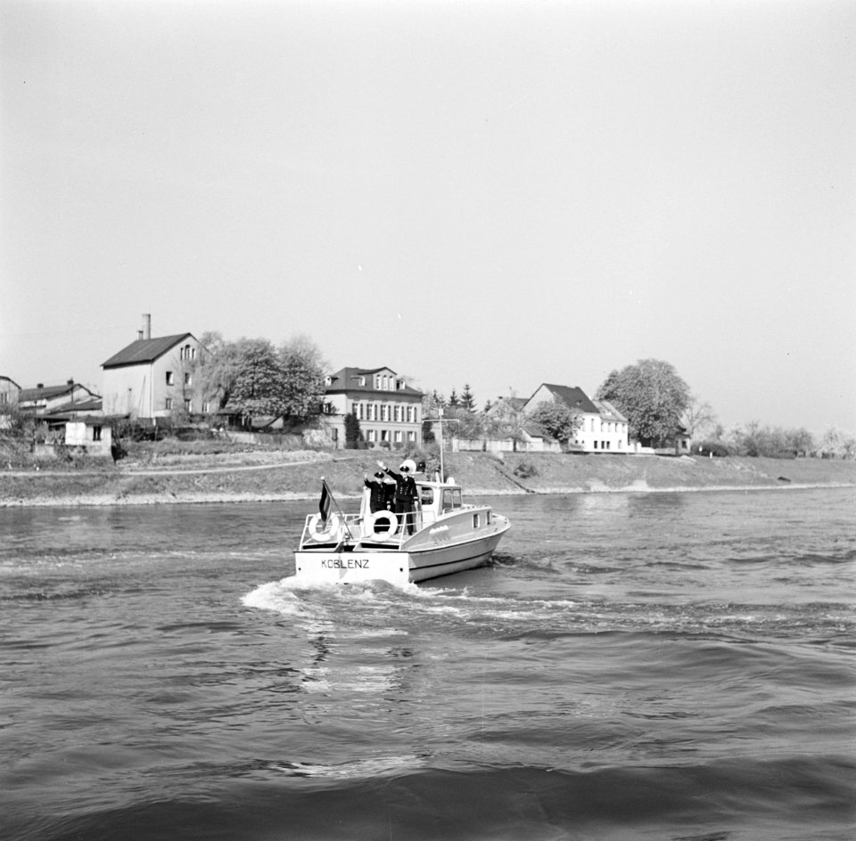 Agenten_van_de_wasserschutzpolizei_met_links_Willy_Steeger_op_hun_boot,_Bestanddeelnr_254-1523