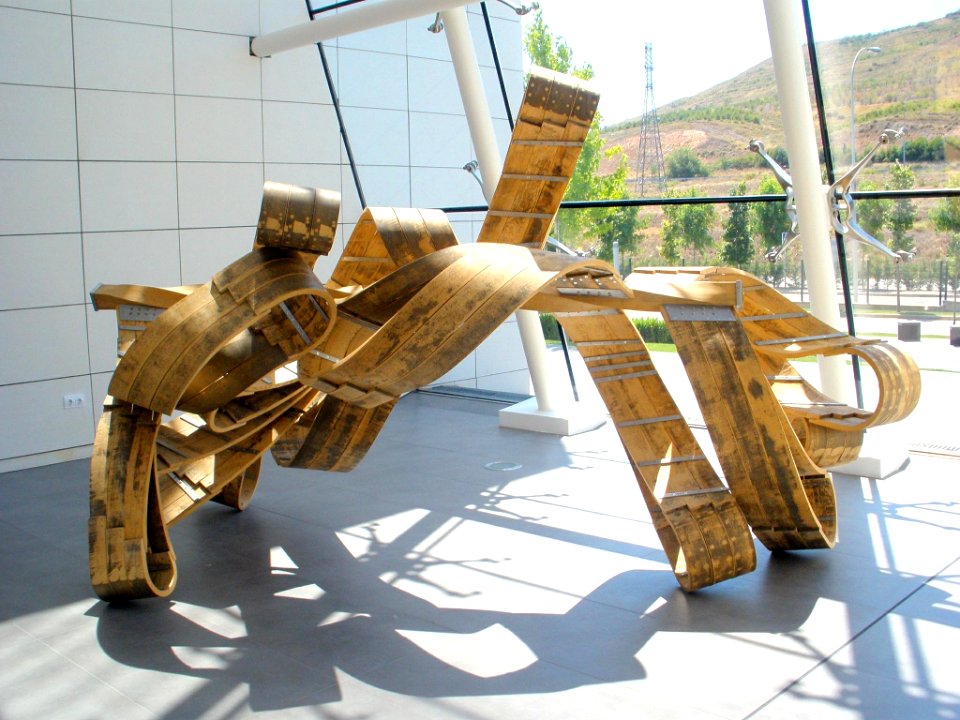 Agoncillo_-_Würth_Rioja,_Museo_64_-_Slippery_when_wet_(2004)_-_Richard_Deacon