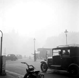 Agenten_regelen_het_verkeer_in_de_mist,_Bestanddeelnr_254-1955