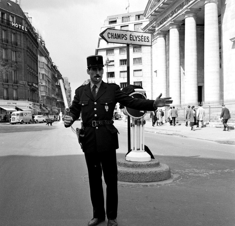 Agent_regelt_het_verkeer_in_de_Rue_du_Faubourg-Saint-Honoré_voor_de_kerk_van_St…,_Bestanddeelnr_254-0290