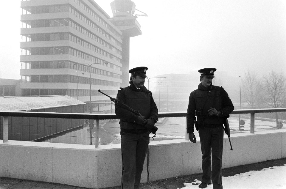 Agenten_met_kogelvrije_vesten_en_karabijnen,_Bestanddeelnr_933-5287