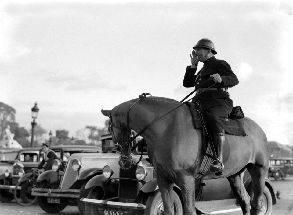 Agent_te_paard_op_de_Place_de_la_Concorde,_Bestanddeelnr_191-0367